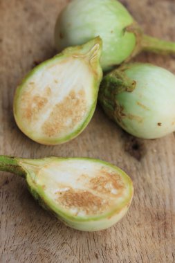 ahşap üzerinde taze patlıcan