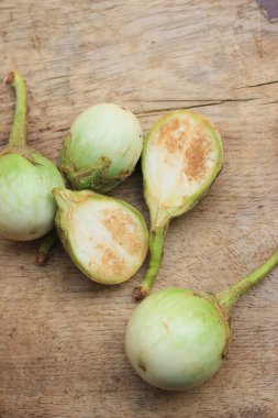 ahşap üzerinde taze patlıcan