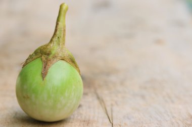 ahşap üzerinde taze patlıcan