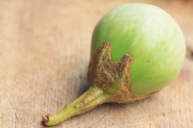 ahşap üzerinde taze patlıcan