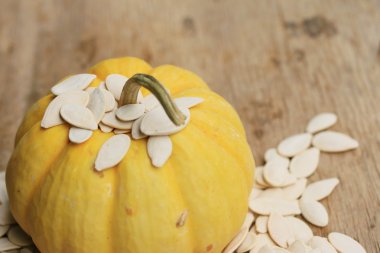 kabak çekirdeği ile süslü