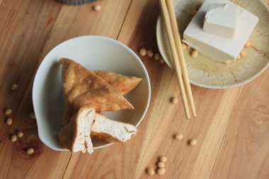 Kızarmış tofu ve tohum