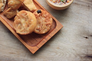 Kızarmış taro ve tofu