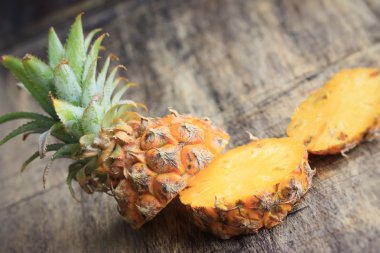 taze ananas tatlı meyve