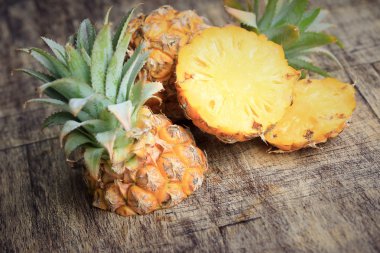 taze ananas tatlı meyve