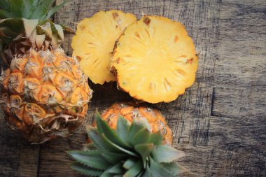 taze ananas tatlı meyve