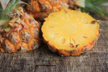 taze ananas tatlı meyve