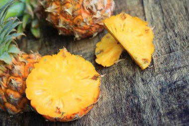 taze ananas tatlı meyve