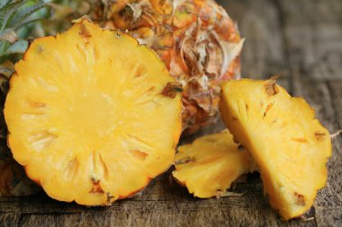 taze ananas tatlı meyve