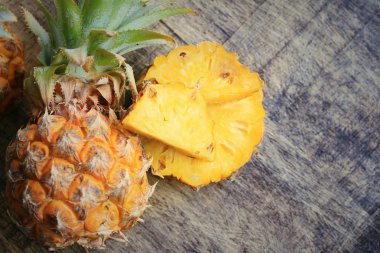 taze ananas tatlı meyve