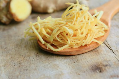 ahşap üzerinde taze zencefil