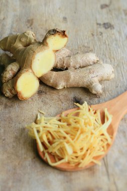 ahşap üzerinde taze zencefil