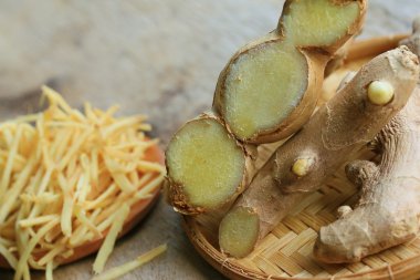 ahşap üzerinde taze zencefil