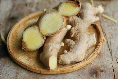 ahşap üzerinde taze zencefil