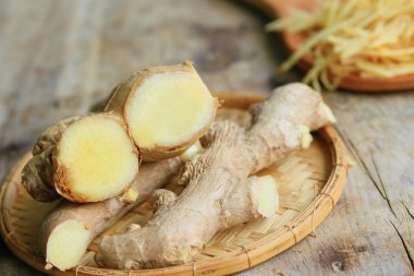 ahşap üzerinde taze zencefil