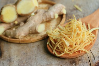 ahşap üzerinde taze zencefil