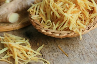 ahşap üzerinde taze zencefil