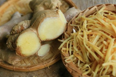 ahşap üzerinde taze zencefil