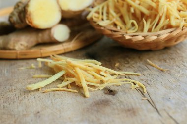 ahşap üzerinde taze zencefil