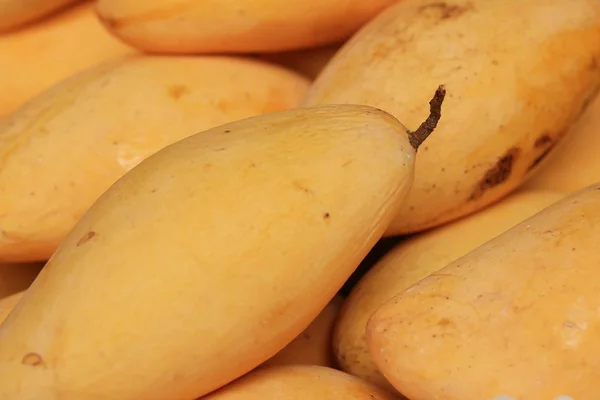 Ripe mango at the market — Stock Photo, Image
