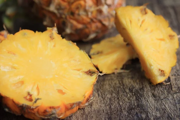 taze ananas tatlı meyve