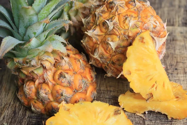 taze ananas tatlı meyve