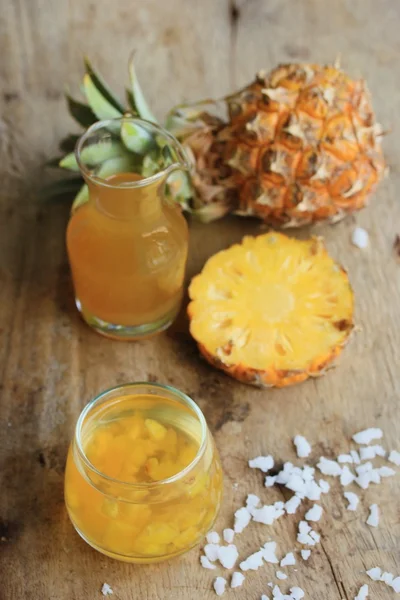 Ananas fresco con succo — Foto Stock