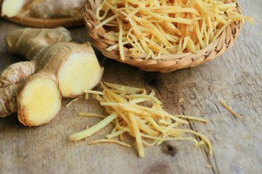 ahşap üzerinde taze zencefil