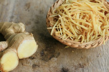 ahşap üzerinde taze zencefil