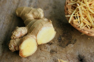 ahşap üzerinde taze zencefil