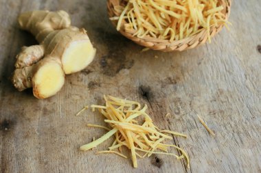 ahşap üzerinde taze zencefil