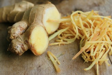 ahşap üzerinde taze zencefil