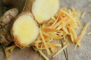 ahşap üzerinde taze zencefil