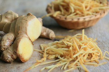 ahşap üzerinde taze zencefil