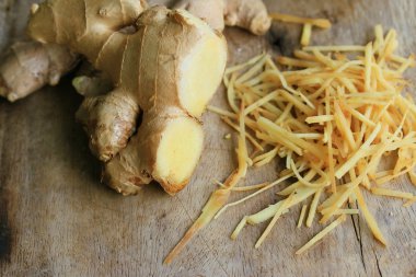 ahşap üzerinde taze zencefil