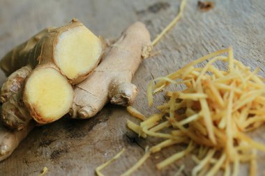 ahşap üzerinde taze zencefil