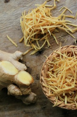 ahşap üzerinde taze zencefil