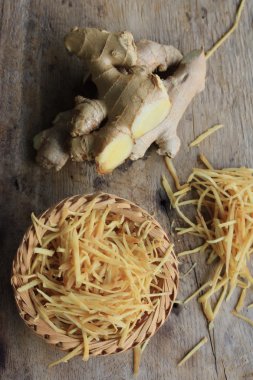 ahşap üzerinde taze zencefil