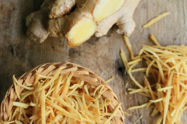 ahşap üzerinde taze zencefil