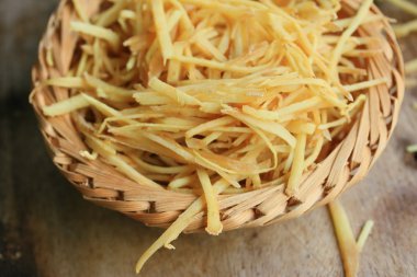 ahşap üzerinde taze zencefil