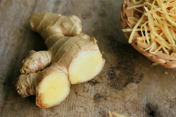 ahşap üzerinde taze zencefil