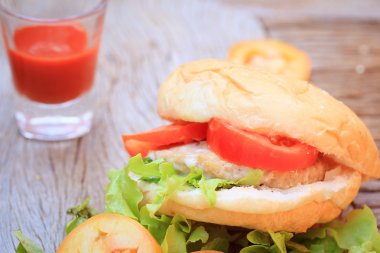 domates soslu hamburger