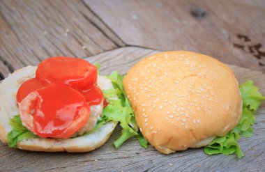 domates soslu hamburger