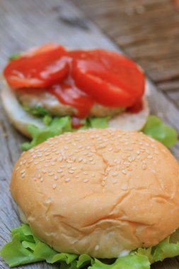 domates soslu hamburger