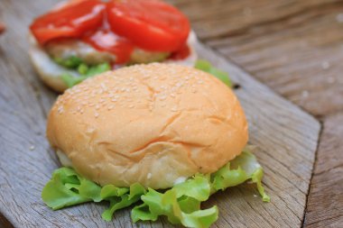 domates soslu hamburger