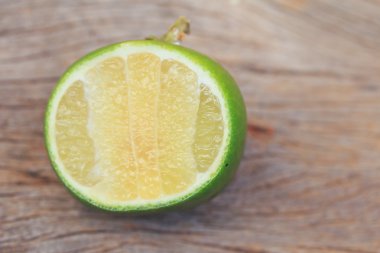 ahşap üzerinde taze limon