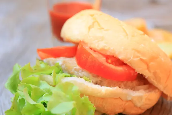 Гамбургер з томатним соусом — стокове фото