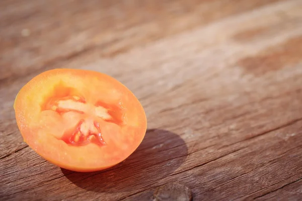 Tomates en rodajas en madera — Foto de Stock