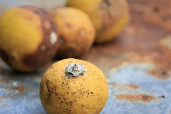 Citroner ruttna på zink — Stockfoto