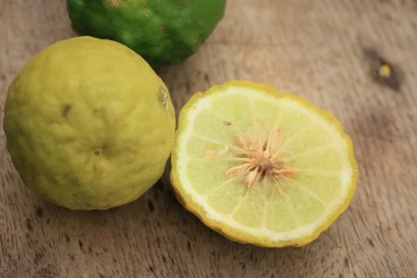 Limão kaffir com suco — Fotografia de Stock